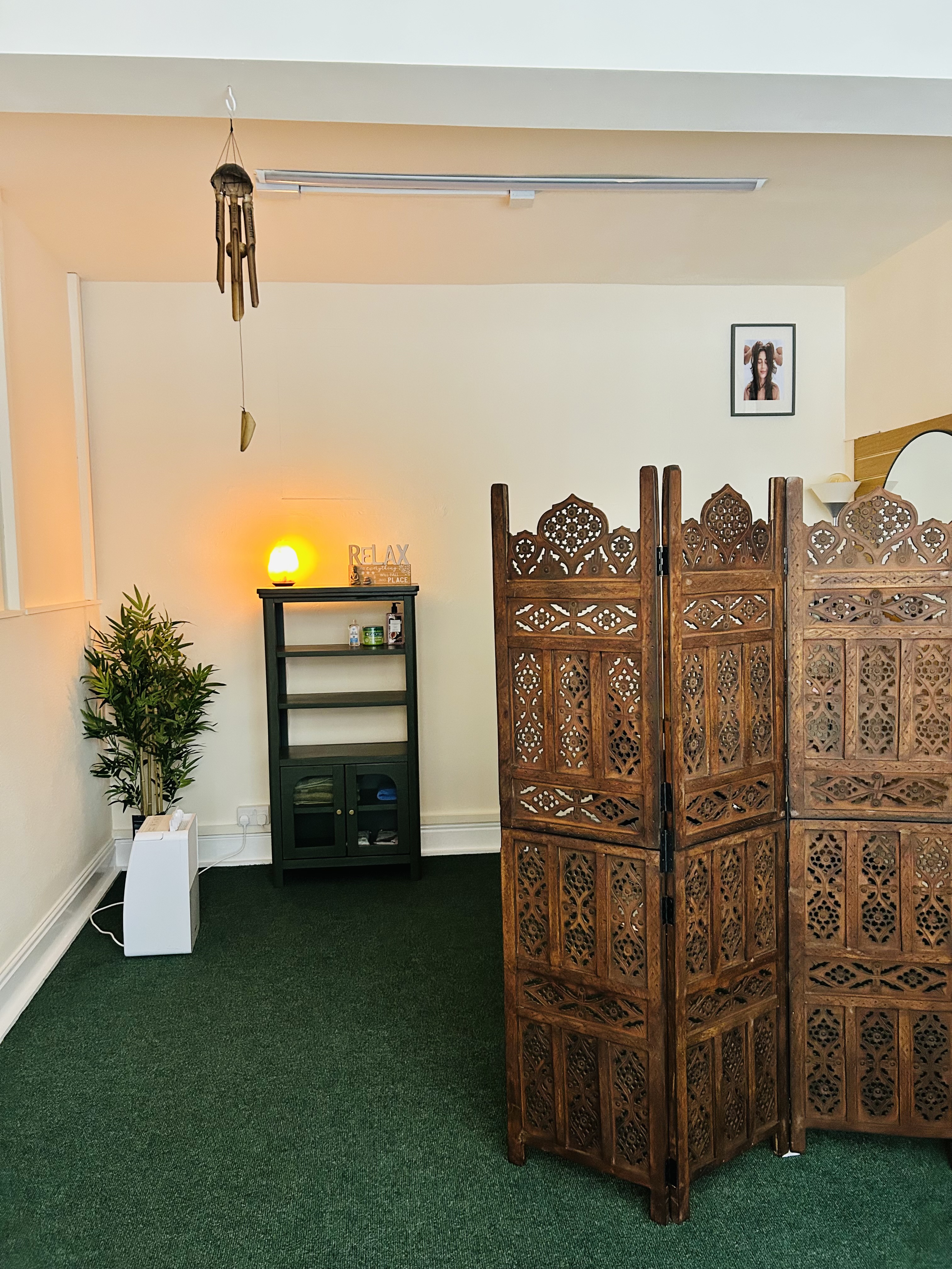 Relaxation corner with screens and lamp